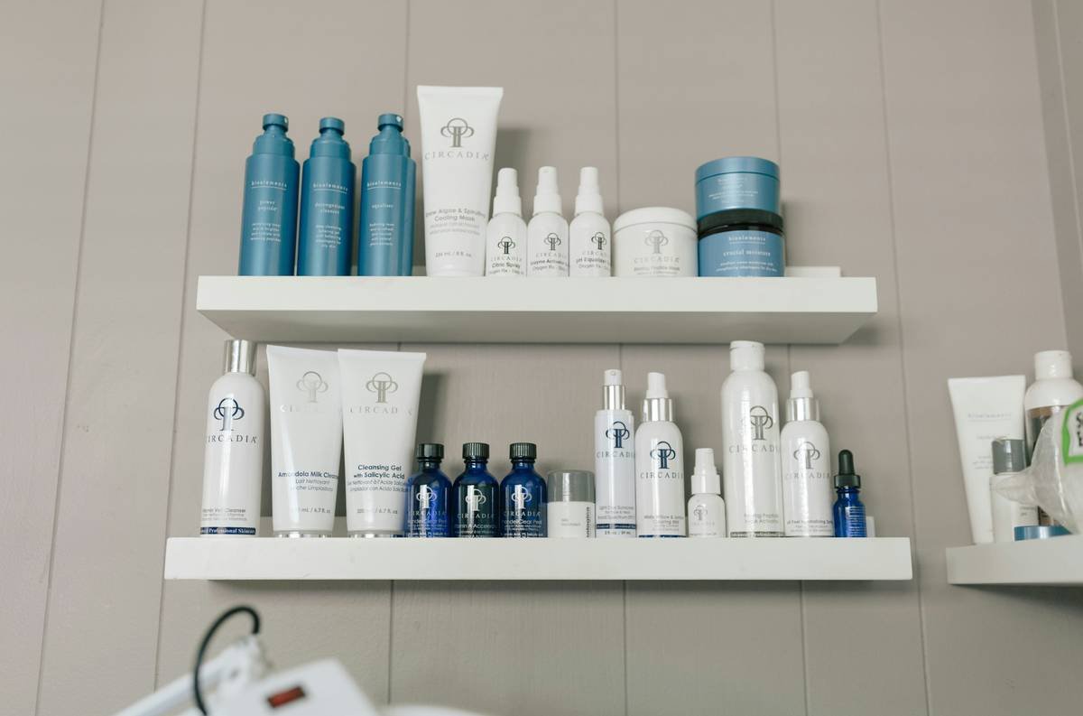 Infographic comparing cluttered vs organized cosmetic storage showing bacteria risk, product lifespan, and daily time saved