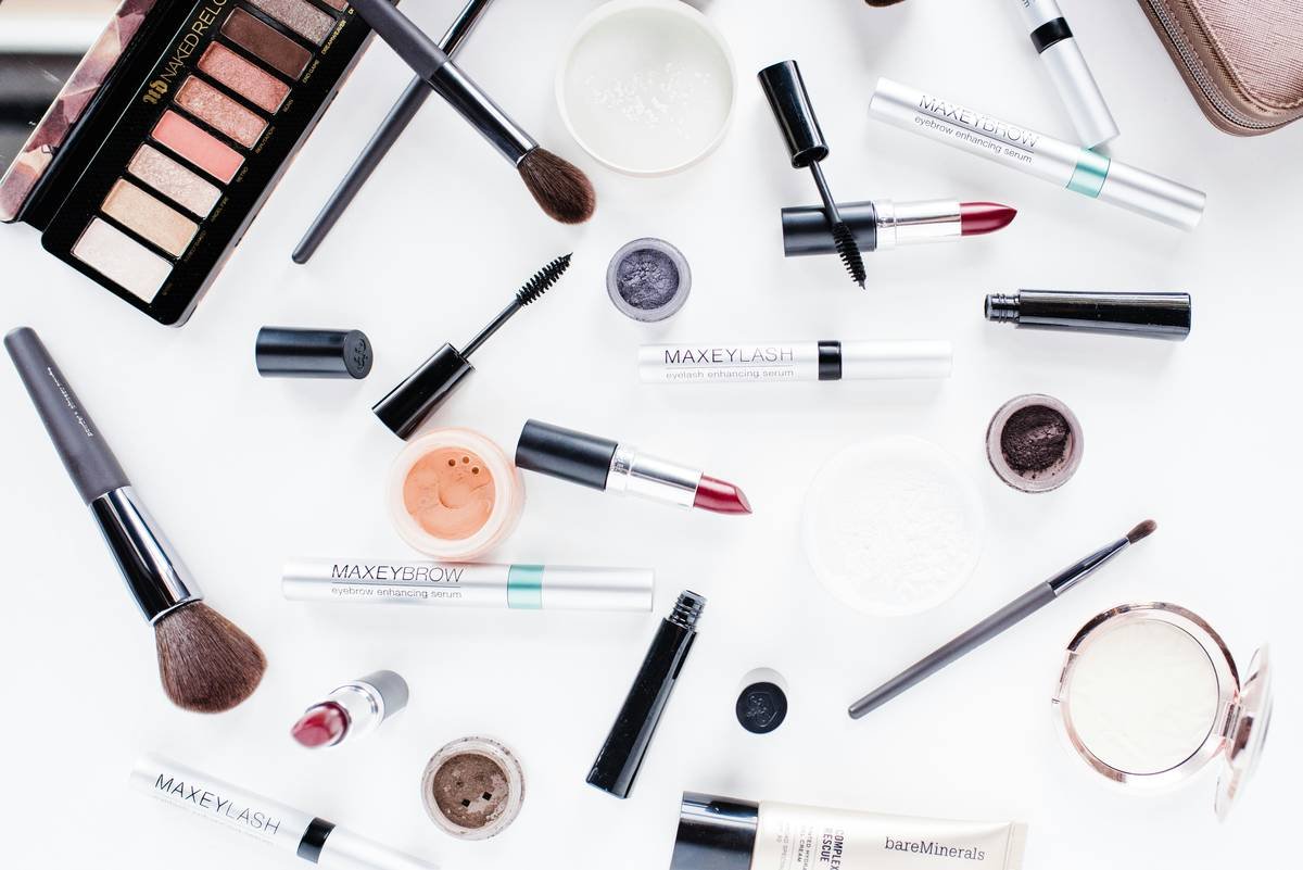 Infographic comparing features of functional vs. poorly designed makeup cases, showing compartment depth, material durability, and organization layout