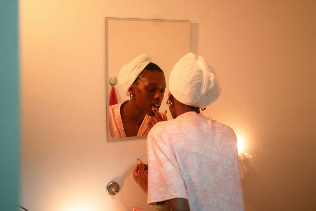 Why Your Makeup Game Is Failing (And How a Mirrored Vanity Fixes Everything)