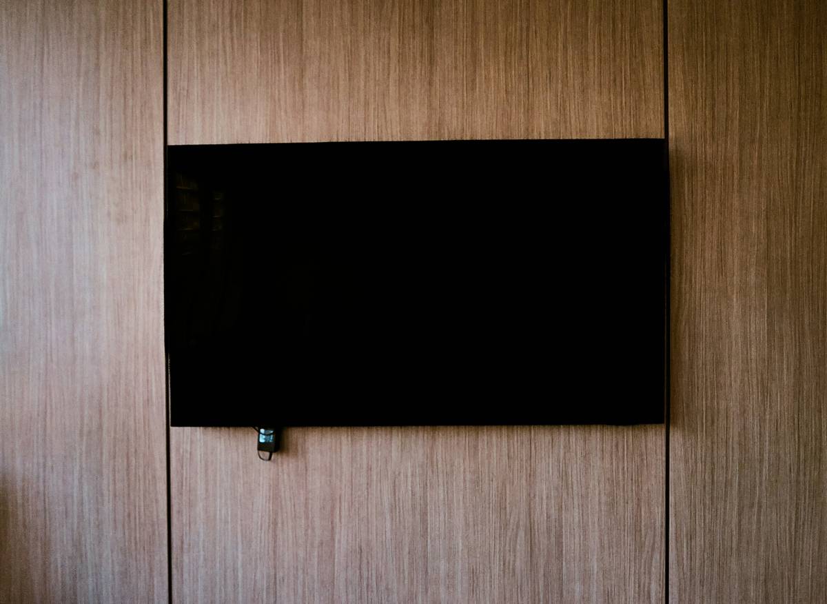 G Digital Signage Hardware: 7 Proven Reasons Your High-Tech Mirror Display Keeps Failing